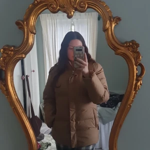 Beige puffer - Intressekoll på denna beiga/bruna puffer jackan från esprit. Det är en dunjacka som håller en varm under vintern och har ett väldigt skönt material. Säljer självklart om nåogn vill köpa🤎