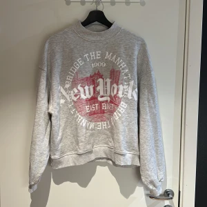 Grå sweatshirt med tryck  - Bara att skriva om fler bilder eller mått önskas ☺️