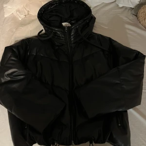 Jacka  - Svart jacka från Zara! Sparsamt använd. Storlek XL, men passar från M och uppåt