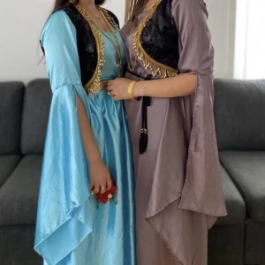 Klänning - Jättefina kurdiska kläningar som endast använts vid ett tillfälle och har därmed inga skador eller liknande. Den beiga är såld!