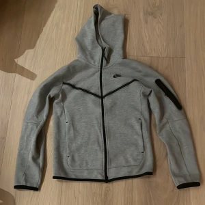 Nike tech fleece tröja  - Den är i bra skick och storlek xs. Den är tvättad och ren men kan vara lite mindre i storleken pga det. Kommer inte med byxor!