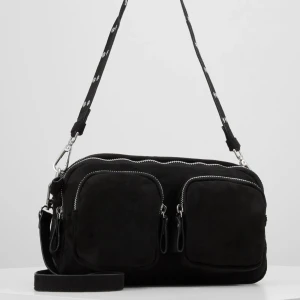 Väska - Säljer min väska från Gina då den inte kommer till användning. Bra skick! Hör av er för egna bilder på väskan. 💘🖤