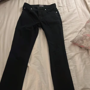 Filippa K jeans  - Lång midjade jenas lite för små för mig använd 4 gånger minst  