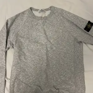Stone island sweatshirt grå i mycket bra skick, nästan aldrig använd. Storlek 14år/s       Ny pris 1700kr     Mitt pris 600kr 