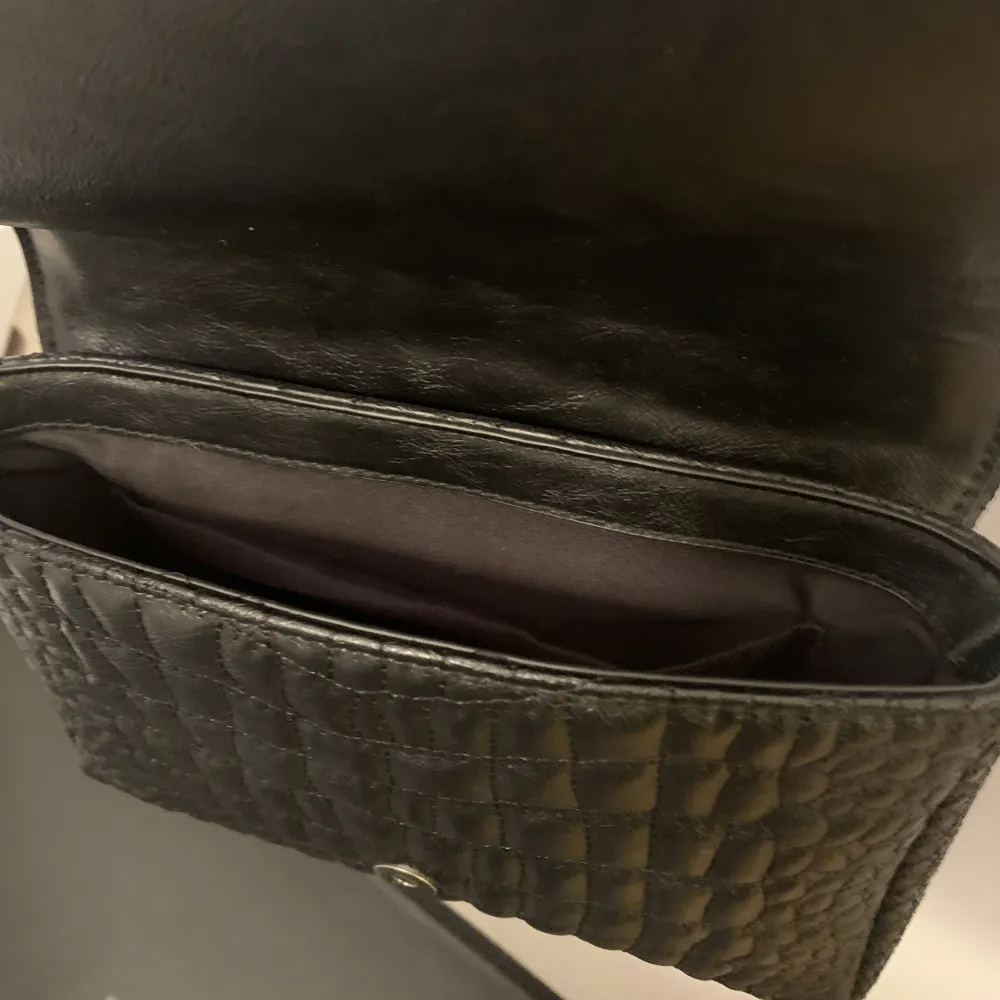 En jätte jätte fin väska ifrån Zara!! Säljer för 110kr då den inte kommer till användning hos mig! Använd ca 2 gånger! Det är bara att skriva ifall fler bilder önskas💞💕. Laukut & Käsilaukut.