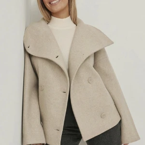 Na-kd jacka  - Köptes i början på året. Fint skick. Köpt för 1200kr, säljs för 500kr