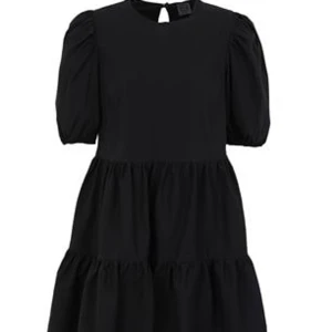 Zara klänning - Säljer den här jätte fina klänningen från zara med puffärm! Huttar den inte på hemsidan men köpt för ca 400-500kr säljer för 350 då skicket är så bra. Priset kan diskuteras! Köparen står för frakten!💗