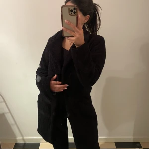 Teddy jacka  - Svart Teddy Jacka från Vero Moda/ Vila. Jackan är i bra skick.💕