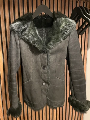 Pälsjacka  - Superfin jacka i svart mocka med äkta päls. Inköpt i pälsaffär vid NK för ca 14 år sedan. Bra skick!! Strlk XS. 
