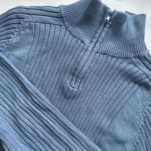 En simpel grå/blå stickad tröja, mysig och varm! Storlek XL. Hör av dig om du har några frågor!💗💗 (använd ej köp nu!)