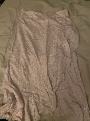 Somrig kjol! - Somrig lila kjol från kappahl. VÄLDIGT stor i storleken och är rätt stor på mig som är 164cm❤️Nypris ca 200kr