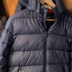 Tommy hilfiger vinter jacka storlek 164 - Den är använd men i bra sick kan posta den om de är i behov  men du står för frakten