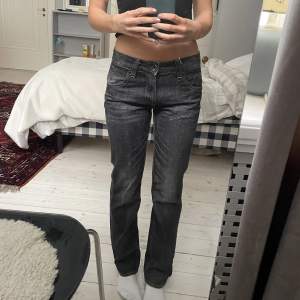 Ascoola vintage jeans med text bak! Köpte utomlands second hand och får tyvärr ingen användning av de längre! Om flera är intresserade aktiverad budgivning! (Är 160 lång)! Kommer lägga ut flera jeans idag kolla min profil! 