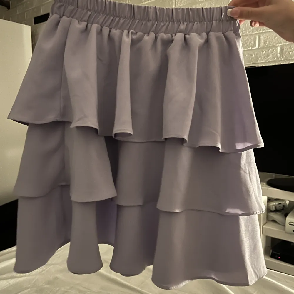 Lila kjol från effeny storlek S Jätte fint skick då den endast har testats! Har av er för mer frågor!  Köparen står för fraktkostnaden. Kjolar.