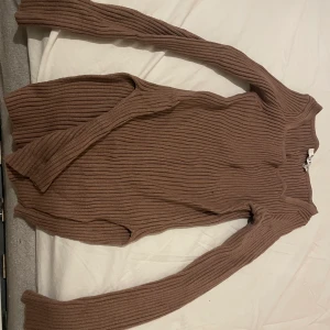 Tröja med slits - Brun tröja med slits väldigt fin  Storlek xs men passar s