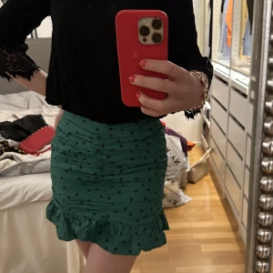 Volang kjol med prickar - Så fin kjol med prickar och volanger, väldigt smickrande på. Enkelt att snabbt få till en roligare och coolare outfit med denna kjol💚🍀