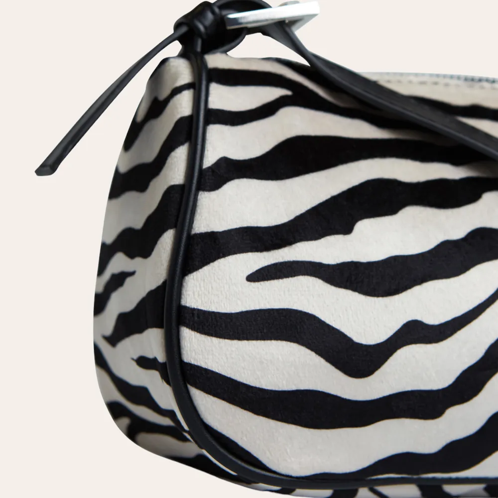 zebra väska från gina tricot 🦓 - endast använd fåtal gånger så fortfarande i bra skick !! priset går att diskutera, så kom med egna förslag 😇. Väskor.