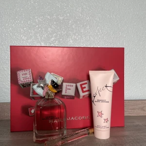 Parfym  - MarcJacobs parfym 100 ml. I kittet ingår 100ml parfym, en rese size parfym och även en bodylotion i samma doft ”PERFECT”.  Ingen av produkterna är använda!