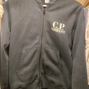 Cp company hoodie  - Detta är en äkta cp company hoodie.Storlek 12 år passar 13 år också. Cond 7/10 . 