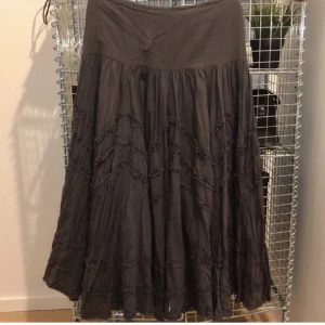 Brun/grå hippiekjol - Hippiekjol i en brun/grå färg (se sista bilden) som inte kommit till användning.❣️Sitter lågmidjat på mig som vanligtvis har S🙏