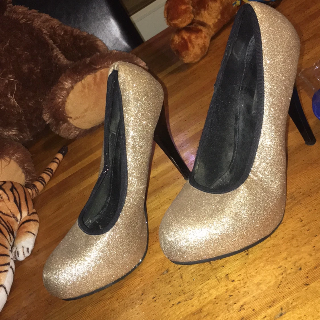 Två fina fest klackskor storlek 39-40 ny pris 350kr - 91
