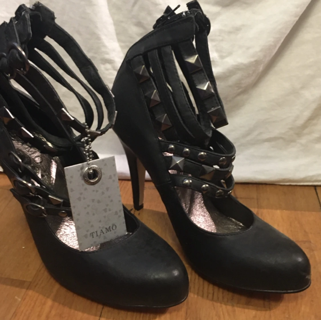 Högklackade svarta skor med nitar - 91