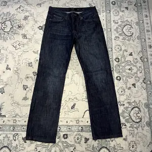 Köpte kvalitative HIS jeans denna sommar i Tyskland men blivit för stor för dem. Oanvända och nya Jeans för lågt pris. Köptes för 800kr och säljes nu för 299kr