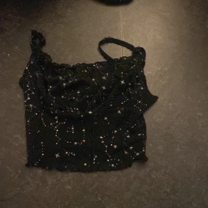 Glittrig top  - En svart glittrig top svart 