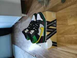 Vintage Nike dunk (mcrad) - Hej, säljer mina dunks som inte används längre, jag provade dom 2gånger sedan har dom bara legat i kartongen, allt finns till dom (all og).  Cond 7/10