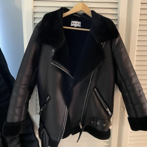 Jacka - Säljer min super varma och sköna jacka som tyvärr börjar bli för liten.  Köpt för 1000kr OBS! Kan sänka pris vid snabb affär 