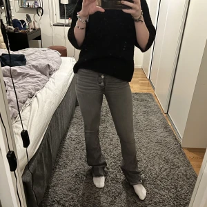 Grå jeans - Jättefina grå bootcut jeans som inte kommer till användning längre🥰