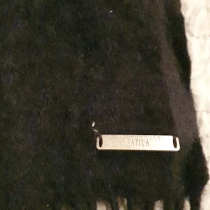 Sätila kashmir halsduk mörkblå - Sätila kaschmir halsduk ä, marinblå. Mkt fint skick. Mått: 145×25 