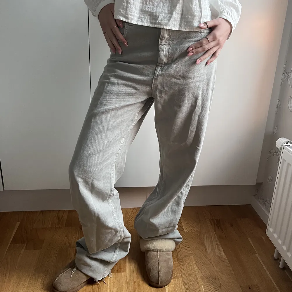 Ett par coola beiga/gråa jeans från zara som är lite bredare i benen! För långa för mig så därav säljer jag!💓. Jeans & Byxor.