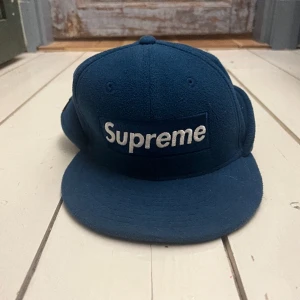 Blå Supreme new era keps  - Blå supreme keps köpt i butiken i Paris maj 2017. Den är i väldigt bra skick och har blivit andvänd ytterst få gånger. Den är relativt liten i storleken:)