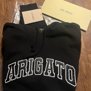 Arigato hoddie - En super fin hoodie jag fick i julklapp som tyvärr är för liten.. Passar både kille och tjej i storlek xs och s. 