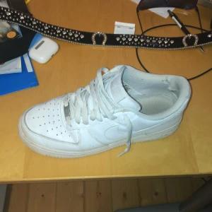 Vita air force 1 - Vita airforce 1 ganska andvända och därav priset, köpta för 1200 på nätet