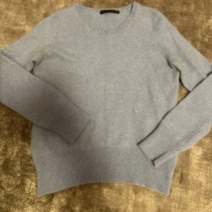 Pure cashmere tröja  - En mysig blå Pure cashmere tröja. Jättefint skick. För liten på mig. Nypris ca 1400