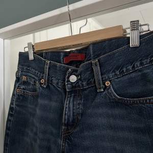 Lågmidjade jeans från Levis, vintage, ”squarecut boot” 🤍