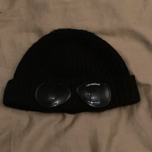 Cp company mössa - Säljer min cp company mössa köpt för 4 månader sen. Använd ganska mycket men är bra skick. 8 av 10. Kan gå ner i pris vid snabbt köp