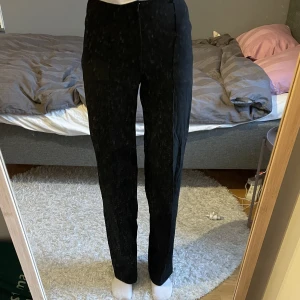 Tygbyxor från Pull and Bear  - Ett par tygbyxor från Pull and Bear i storlek xs. De är i gott skick och har varit använda ganska mycket.