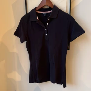 Gant piké  - Mörkblå piké från Gant. Stlk small. Använd 1 gång 