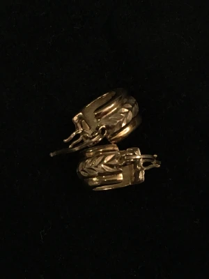 Små örhängen äkta silver  - Små örhängen i sterling silver stämplat 925