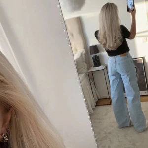 Jeans gina tricot - Jag säljer dessa så snygga och eftertraktade jeansen från gina som är slutsålda❤️ bara använda en gång