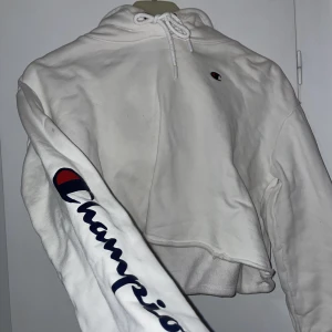 Champion tröja - Kort hoodie✨nypris 750kr. sista bilden är bara för att visa passformen😇