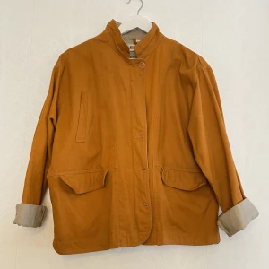 Jeansjacka  - Jacka i jeans. Har små svarta fläckar på ryggen. Syns inte så bra