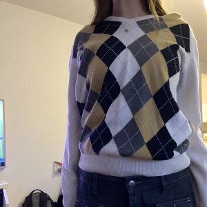 rutig tröja! - En super mysig rutig tröja som tyvärr har en missfärgning på armen! 