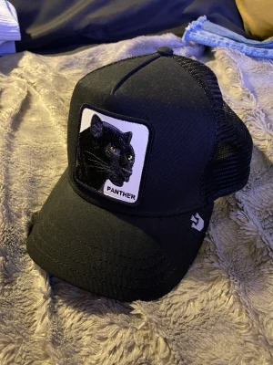 Panter keps - Riktigt snygg panterkeps köpt i new york i somras men har tyvärr inte använt den mycket. Köpte den för 450kr