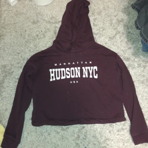 Hoodie - Här är en vinröd hoodie om du är intresserad kan du kontakta mig 💗