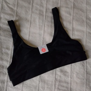 Oanvänd svart bikinitopp/stretchig topp - storlek S - Oanvänd svart bikinitopp Ibiza från Bik Bok. Storlek S. Går såklart att använda som vanlig topp också. Stretchigt material med resår nertill.