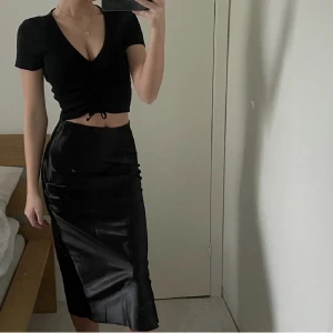 Kjol  - Säljer denna satin kjol🤍